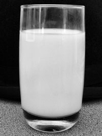 Un vaso de leche en el desayuno